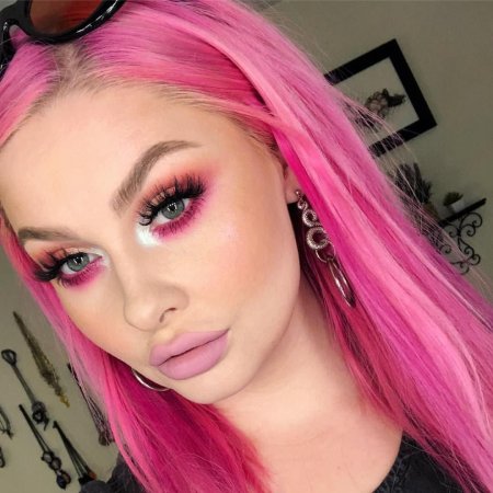 Яркие розовые волосы