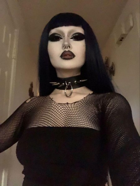 Макияж готический