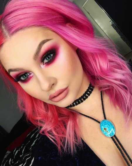 Макияж с розовыми волосами