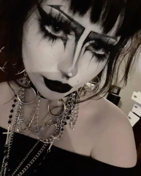 Макияж готический