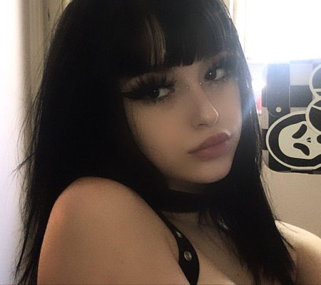 Девушка брюнетка