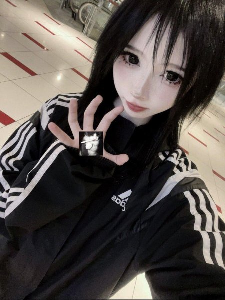 Няшка с черными линзами