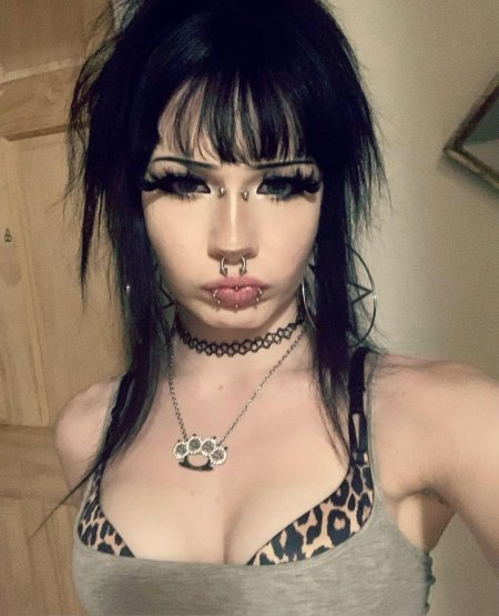 Девушка пирсинг