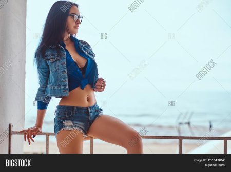 Брюнетки в джинсовых шортах