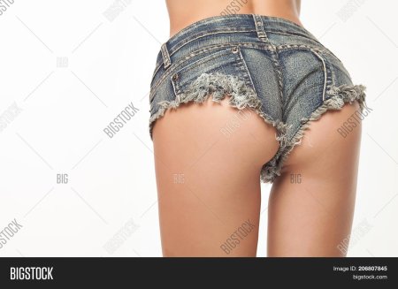 Попа в джинсовых шортах