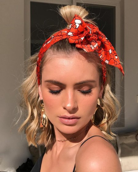 Платок и распущенные волосы в итальянском стиле