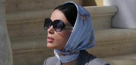 Девушка в платке