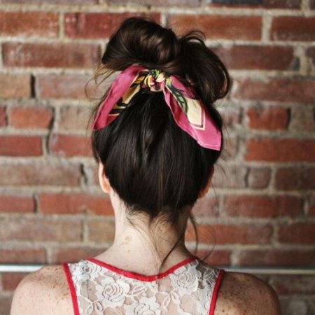 Прическа с пучком на затылке