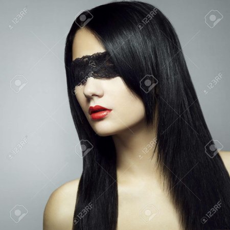 Женщина с завязанными глазами