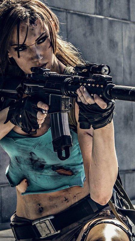 Девушка с оружием