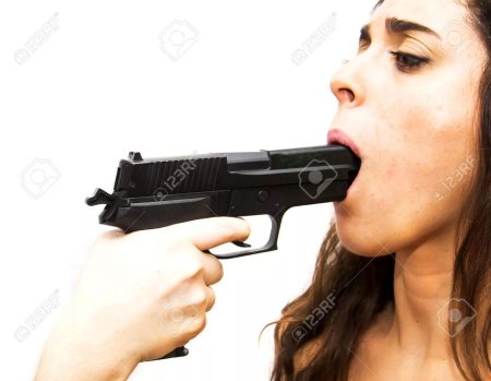 Женщина с пистолетом во рту