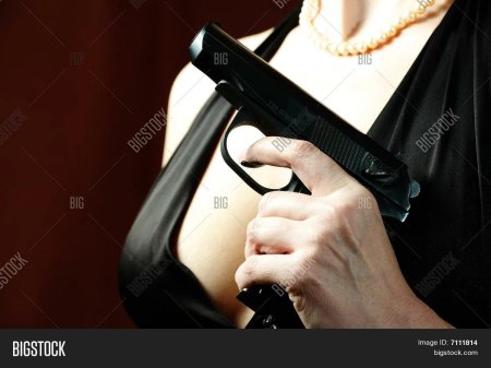Пистолет в женской руке