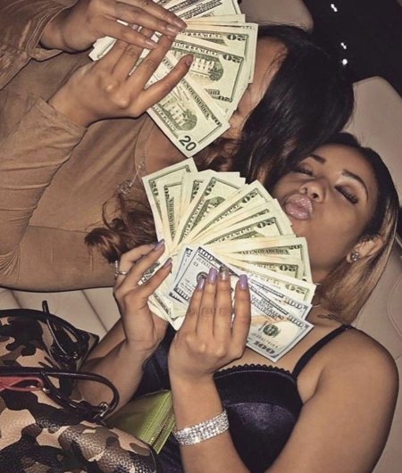 Девушка с деньгами