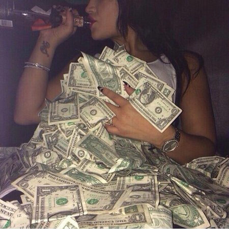 Девушка с долларами