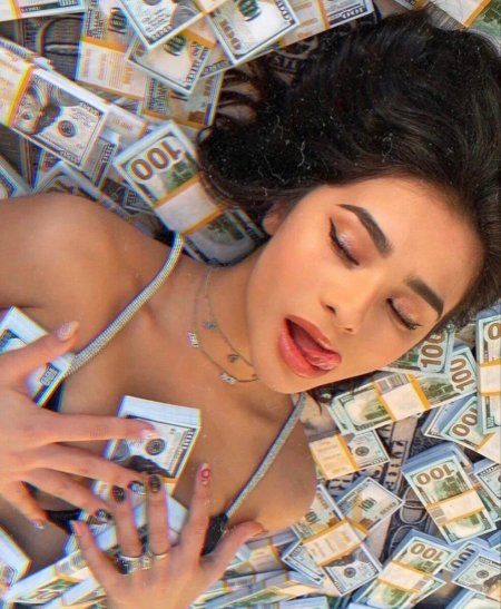 Девушка с деньгами
