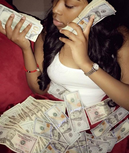 Девушка с деньгами