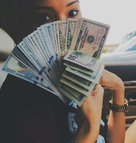 Красивая девушка с деньгами