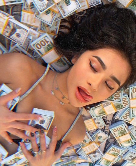 Девушка с кучей денег