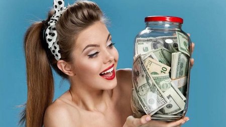Девушка с деньгами