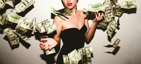 Девушки с деньгами