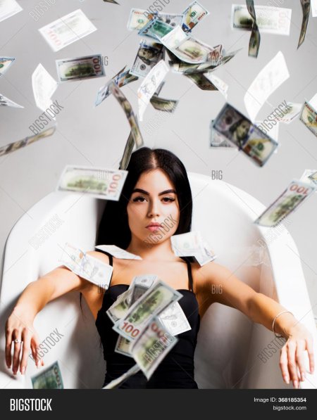 Девушка с деньгами