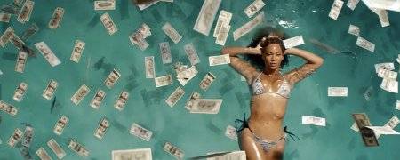 Девушка купается в деньгах