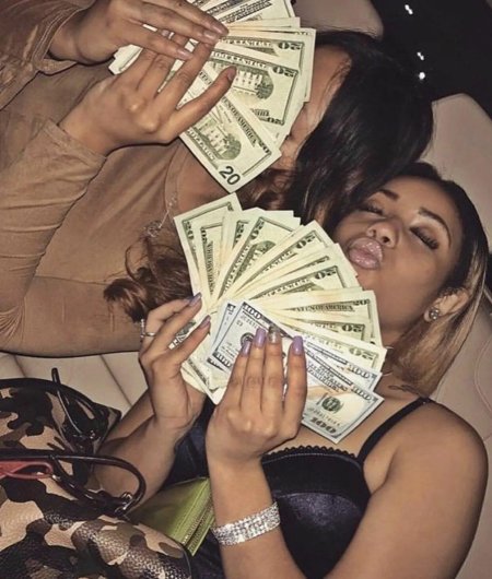 Девушка с деньгами