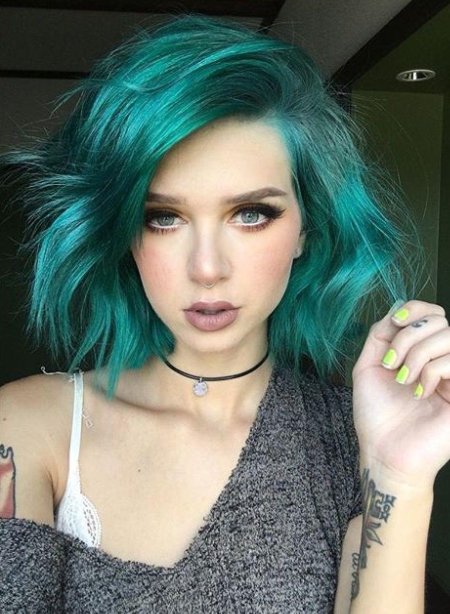 Келси Джеймс с зелеными волосами