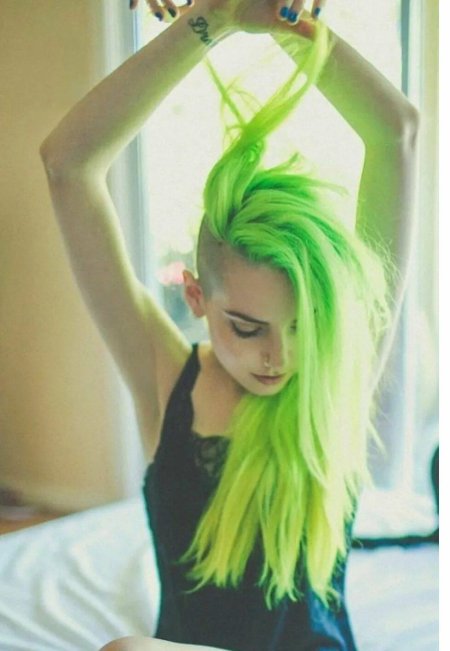 Келси Джеймс с зелеными волосами