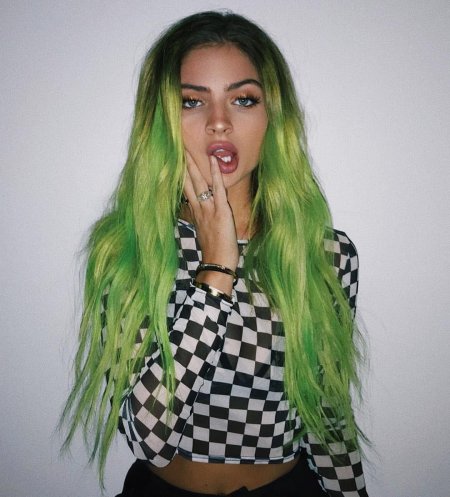 Келси Джеймс с зелеными волосами