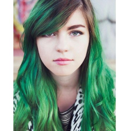 Девушка с зелеными волосами