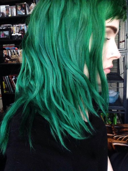 Тёмно зелёные волосы