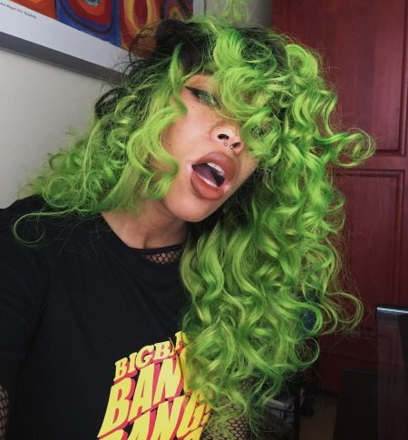 Келси Джеймс с зелеными волосами