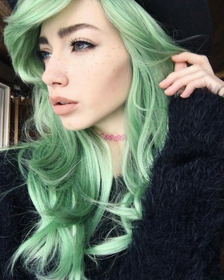Келси Джеймс с зелеными волосами