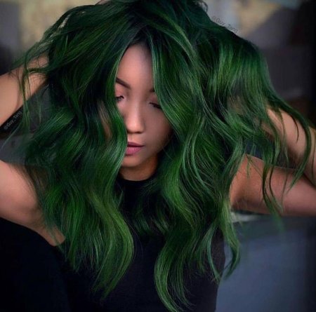 Мокрые зеленые волосы