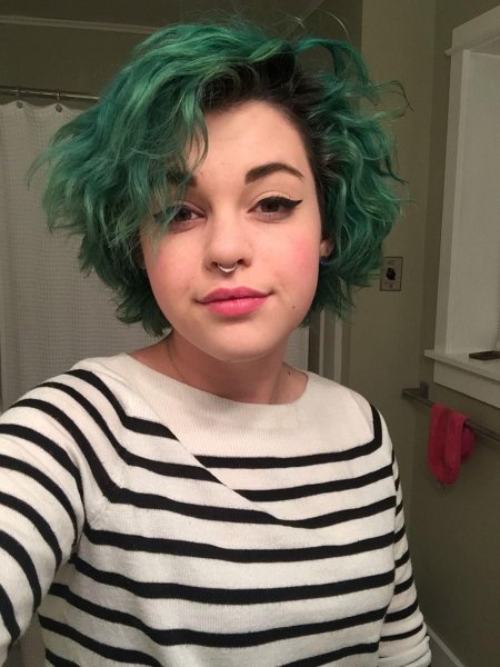 Короткие кудрявые зеленые волосы