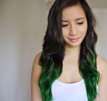 Девушка с зелеными прядями