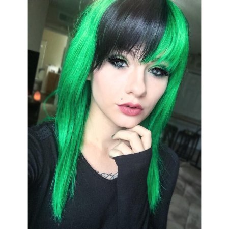 Джулия Баттерз с зелёными волосами