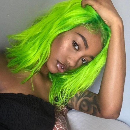 Келси Джеймс с зелеными волосами