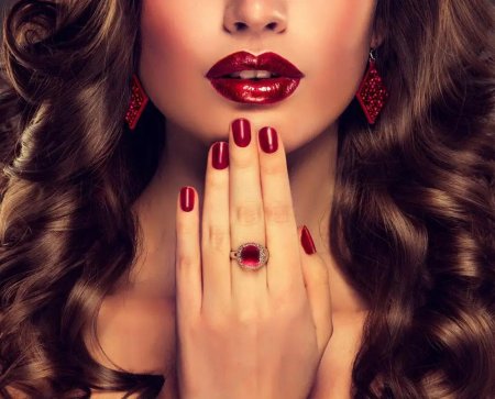 Девушка с красивым маникюром