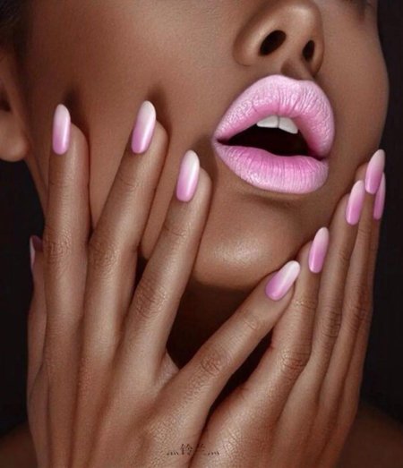 Девушка с ногтями