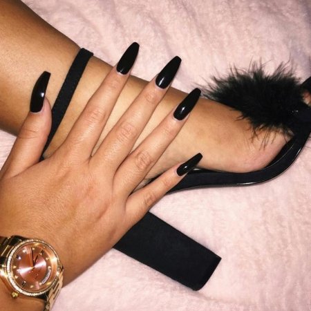 Девушка с черными ногтями