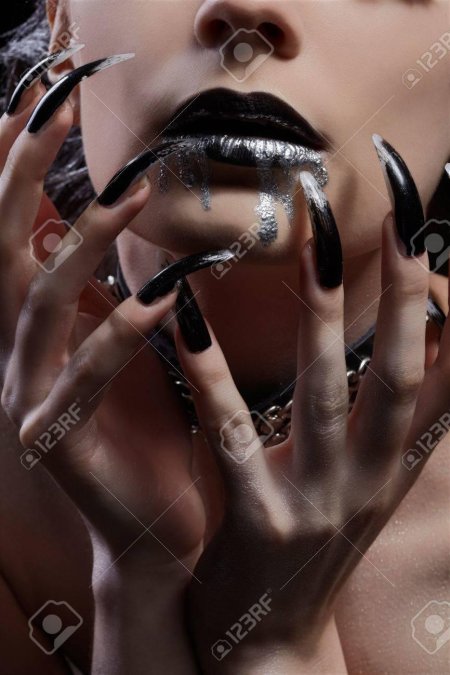 Девушка с когтями