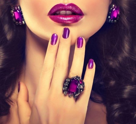 Девушка с маникюром