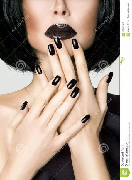 Девушка с черным маникюром