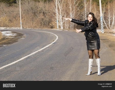 Женщина на трассе