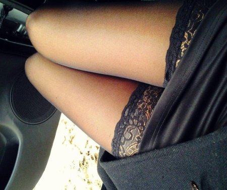 Девушка в чулках в машине