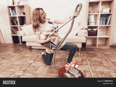 Девушка с пылесосом