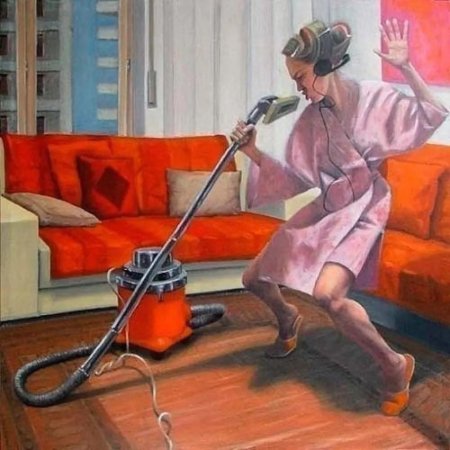 Женщина с пылесосом