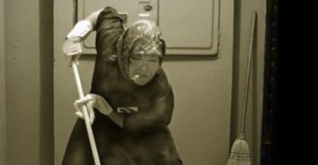 Бабка со шваброй